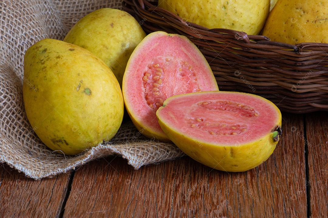 Foto de Goiaba Cortada na Cesta Com Fundo de Madeira