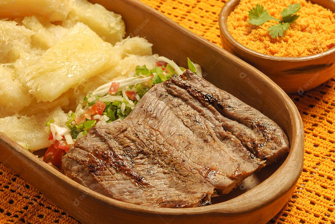 Carne Assada Com Mandioca Servida Na Tigela De Barro Imagem JPG