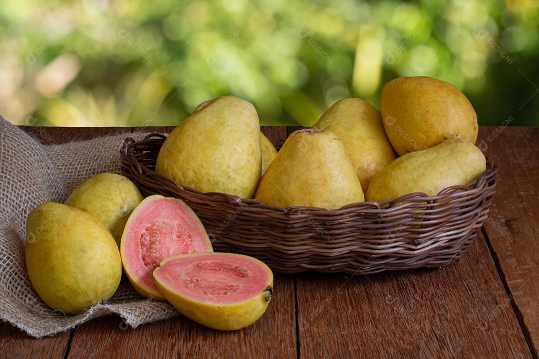 Foto de Goiaba Cortada na Cesta Com Fundo de Madeira