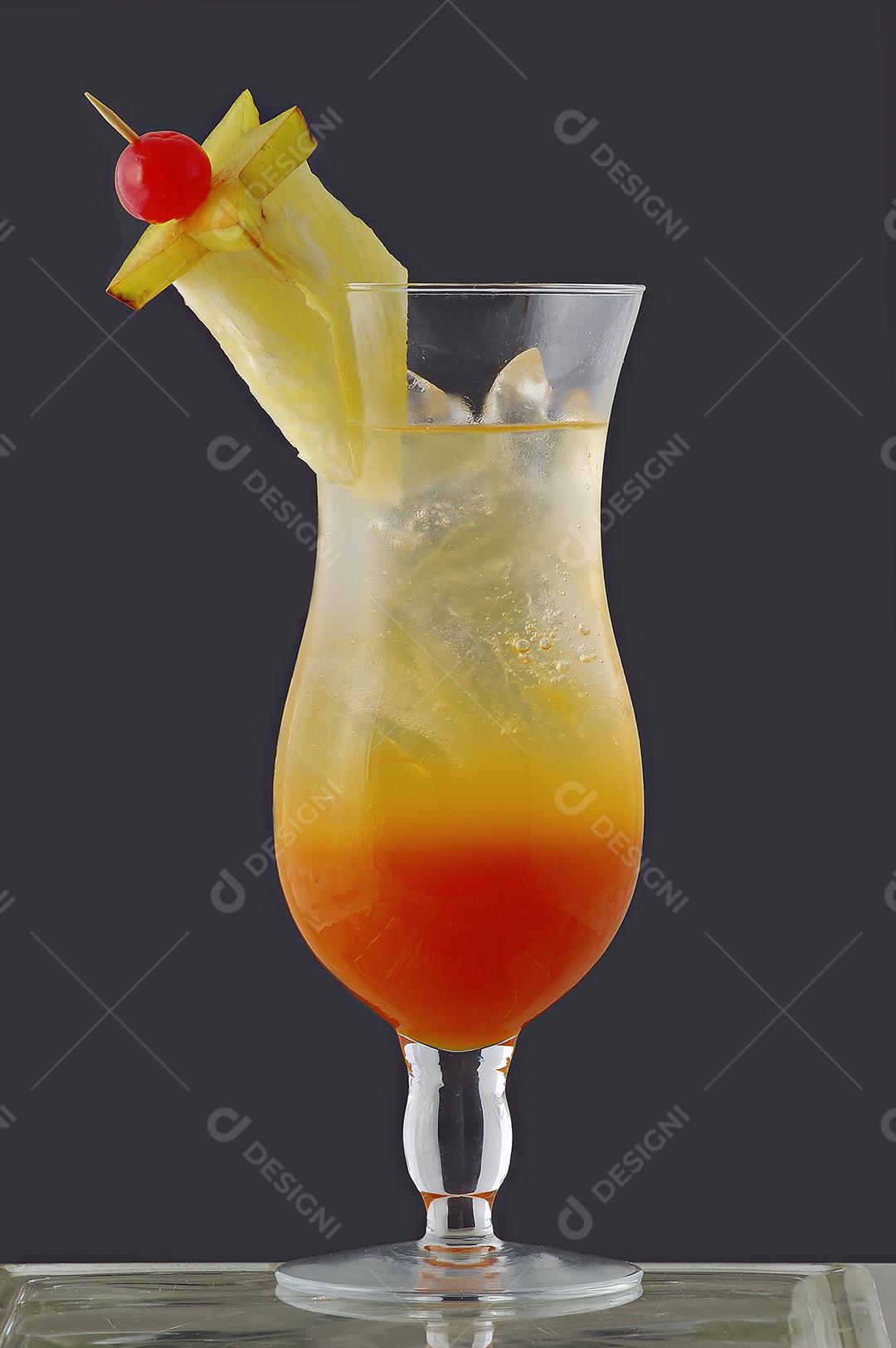 Coquetel De Frutas Em Copo De Vidro Imagem JPG