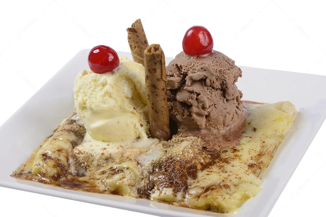 Sorvete com banana frita e queijo derretido na chapa branca. Sobremesa