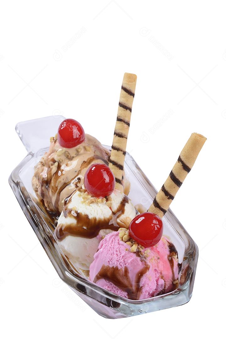 Sorvete de banana split na tigela de vidro no fundo branco. Sobremesa