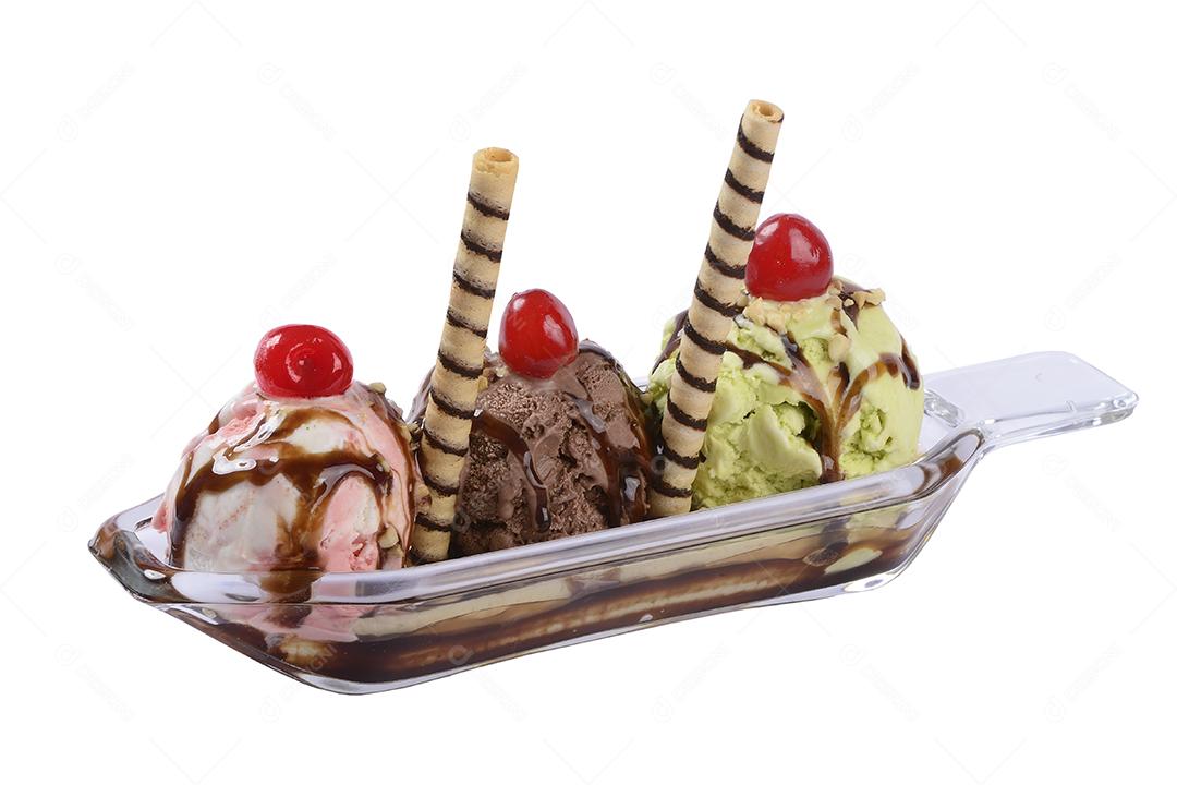 Sorvete de banana split na tigela de vidro no fundo branco. Sobremesa