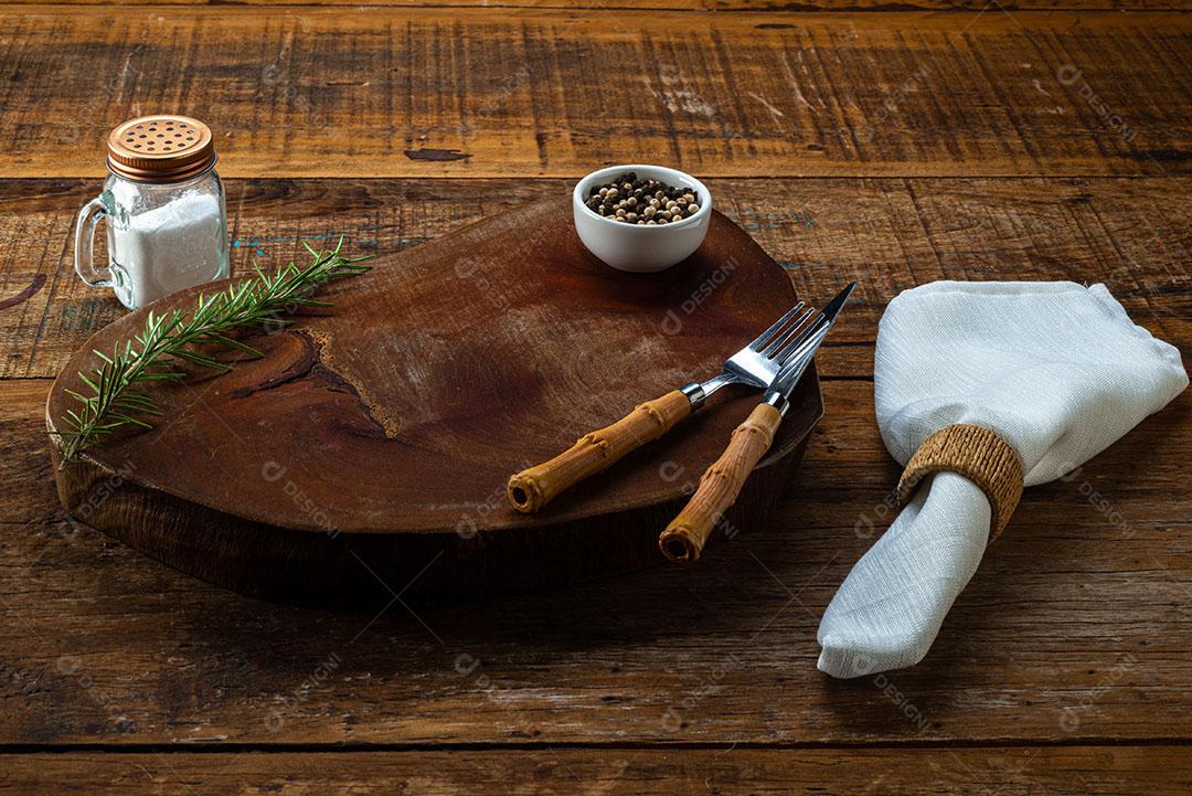 Foto Mesa Decorada Suporte de Madeira Rústica Talheres Guardanapo e Pimenta Preta e Sal
