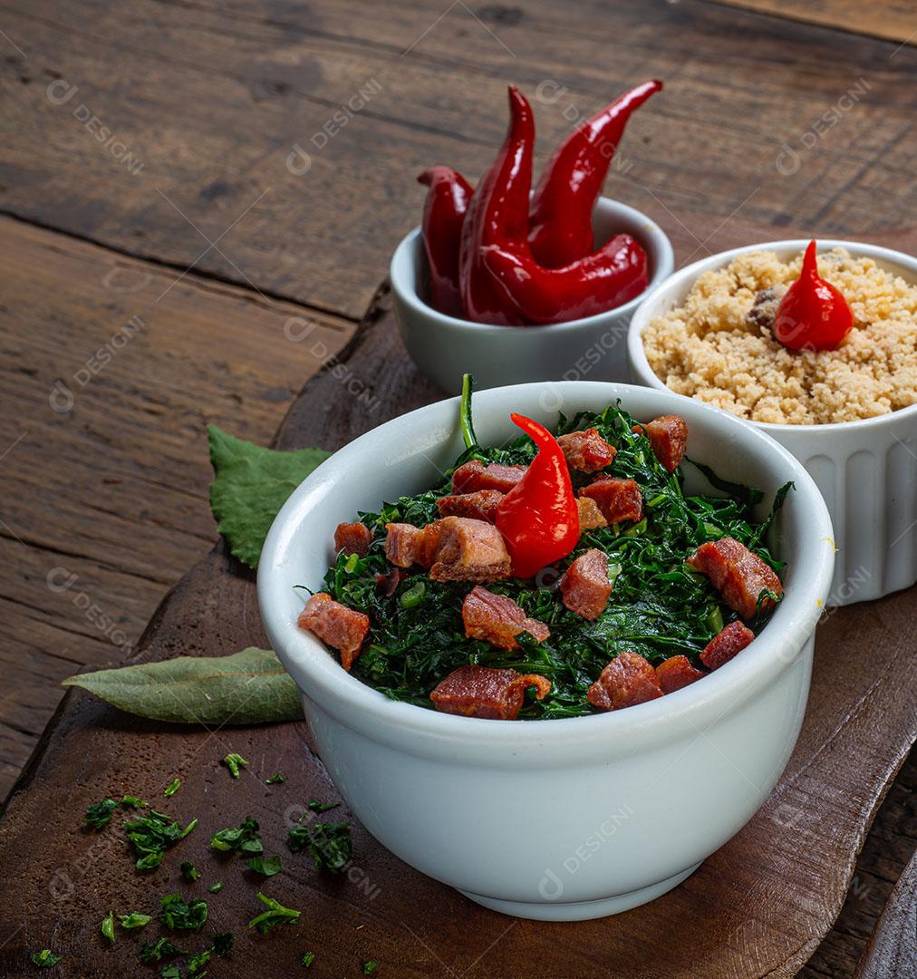 Foto Acompanhamentos da Feijoada Repolho Frito Com Bacon Farofa e Pimenta Malagueta