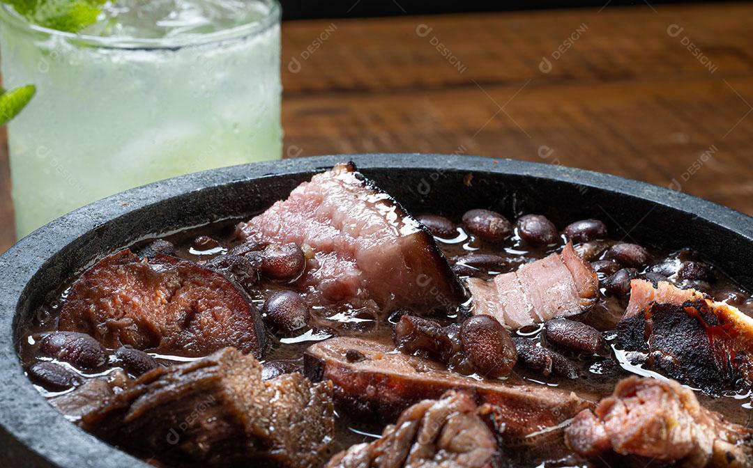 Foto Acompanhamentos da Feijoada Repolho Frito Com Bacon Farofa e Pimenta Malagueta