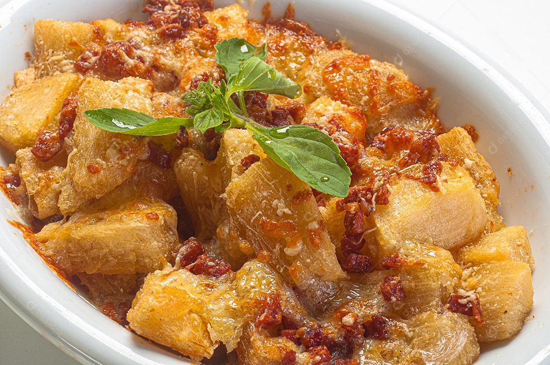 Mandioca Frita Com Molho de Tomate Parmesão Ralado e Manjericão Imagem JPG