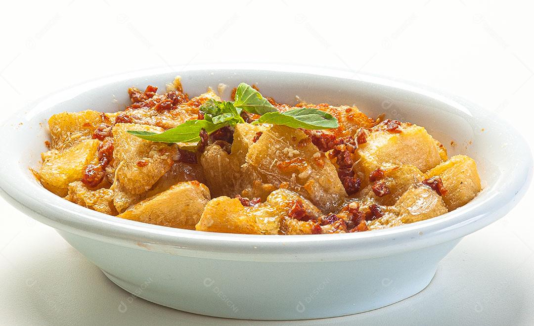 Mandioca Frita Com Molho de Tomate Parmesão Ralado e Manjericão Imagem JPG
