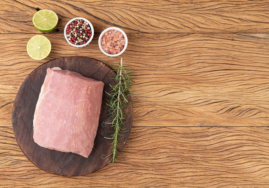 Carne de Lombo de Porco Crua Sobre Tábua de Madeira com Temperos