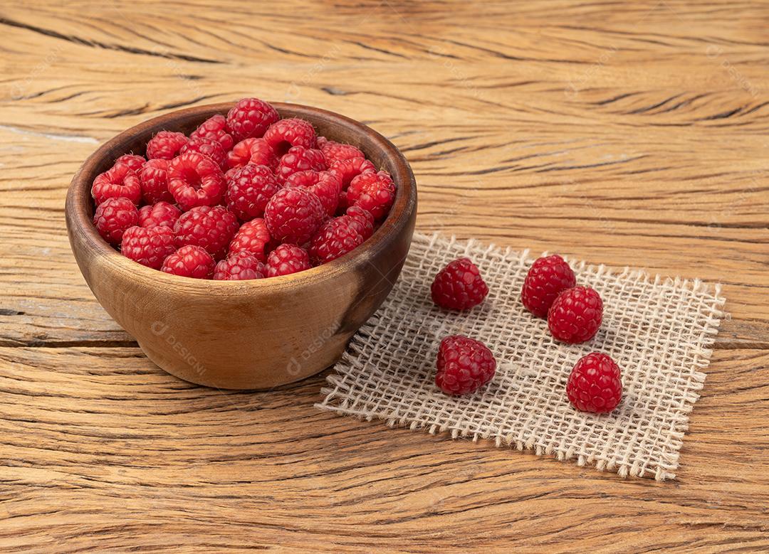 Framboesas Em Uma Tigela Sobre a Mesa de Madeira Imagem jpg