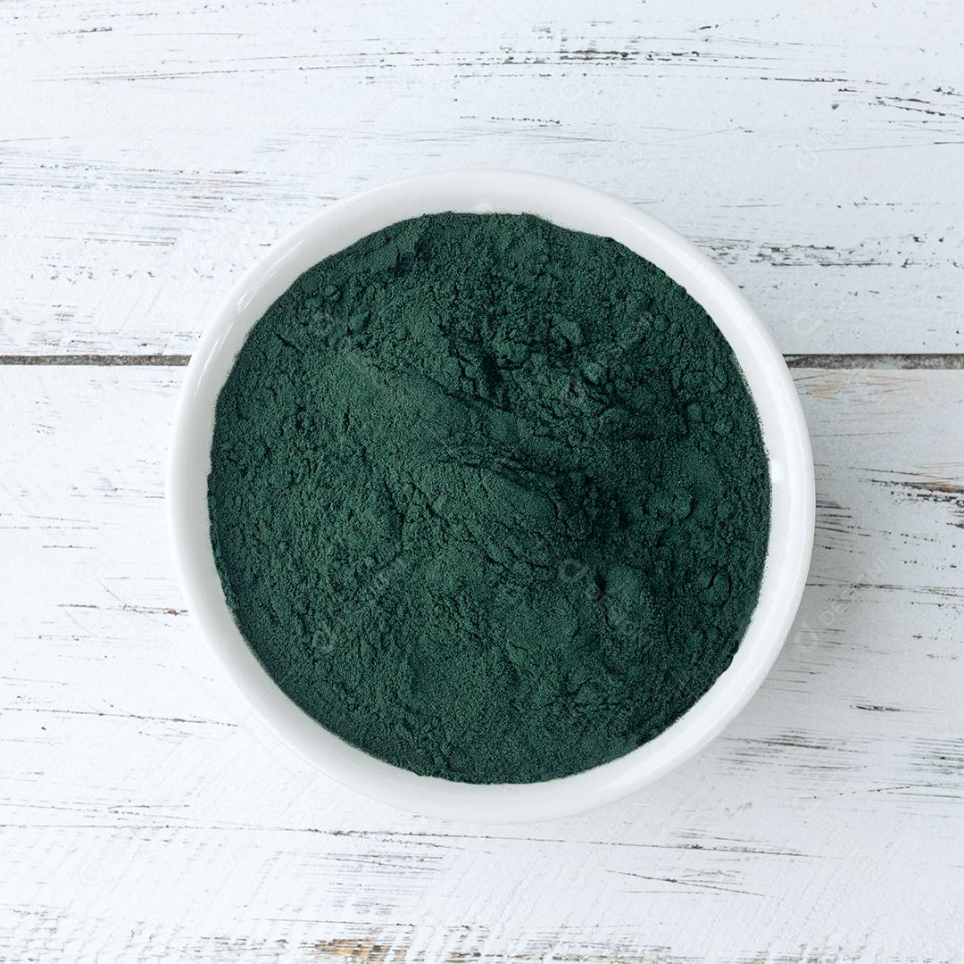 Pó de Algas Espirulina Em Uma Tigela Sobre a Mesa de Madeira Imagem jpg