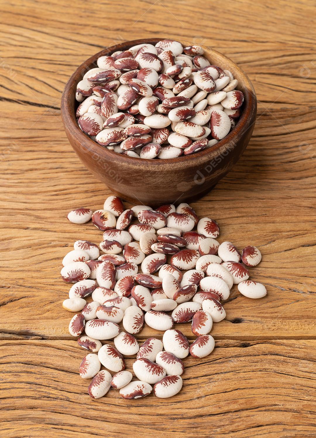 Feijão Vermelho Rajado Em Uma Tigela Sobre a Mesa de Madeira Imagem jpg