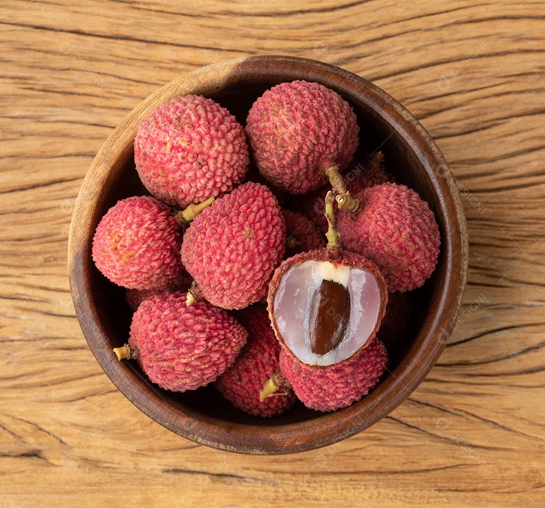 Lichias Em Uma Tigela Com Frutas Cortadas Sobre a Mesa de Madeira Imagens jpg