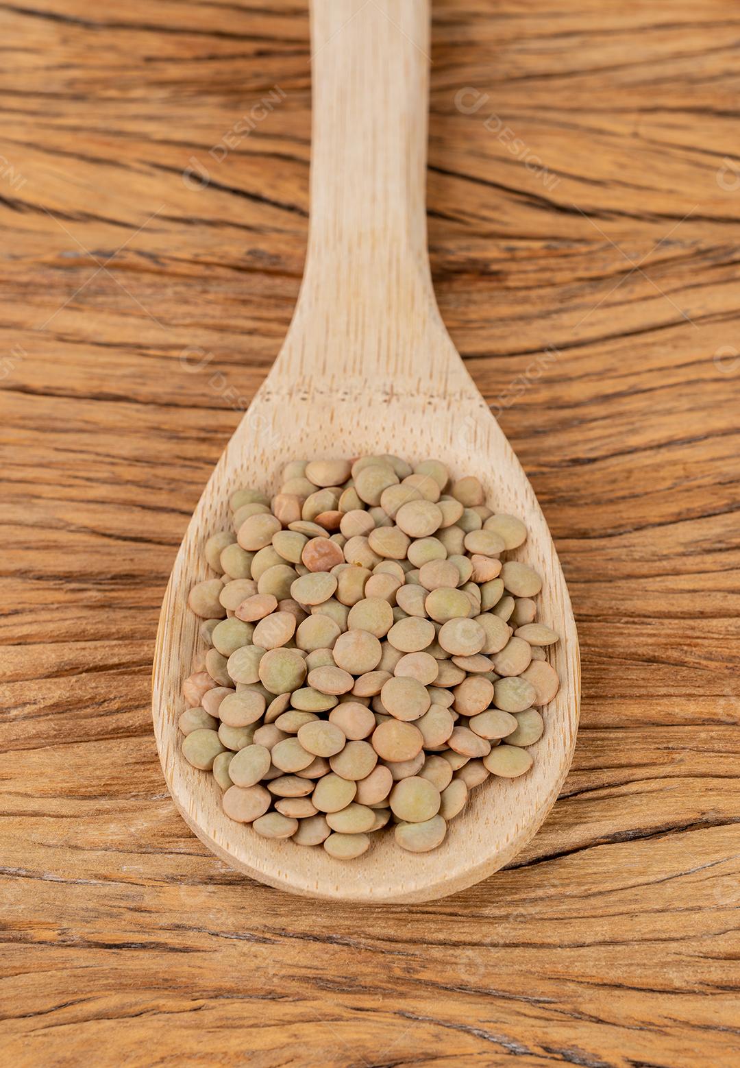 Lentilhas Cruas Em Uma Colher Sobre a Mesa de Madeira Imagens jpg