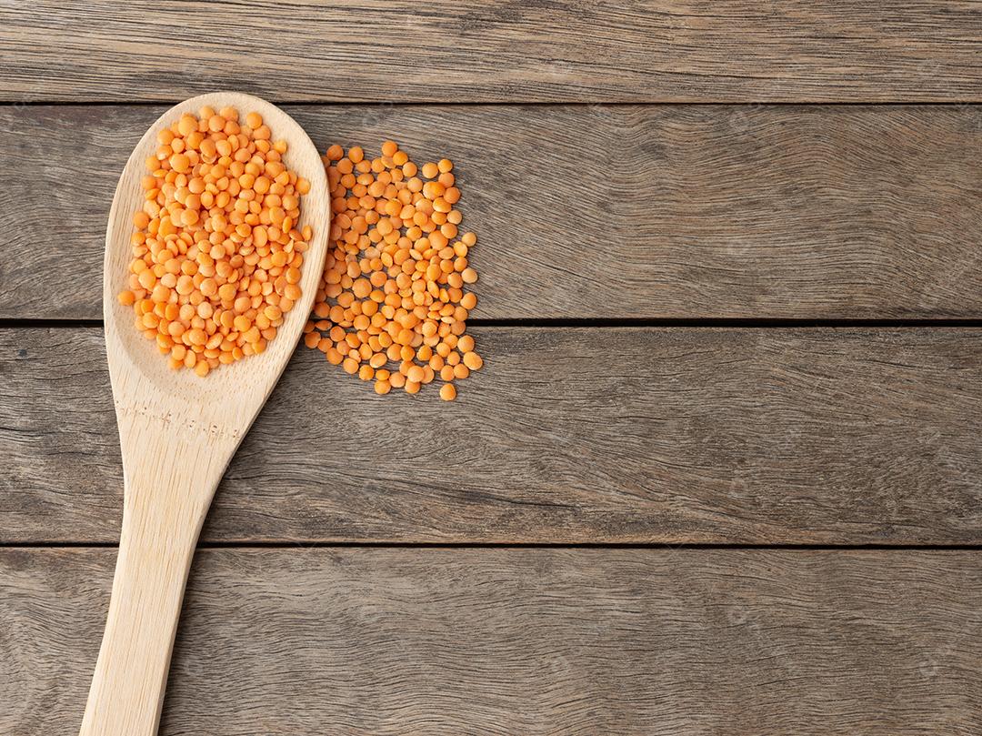 Lentilha Laranja Em Uma Colher Sobre Mesa de Madeira Imagem jpg