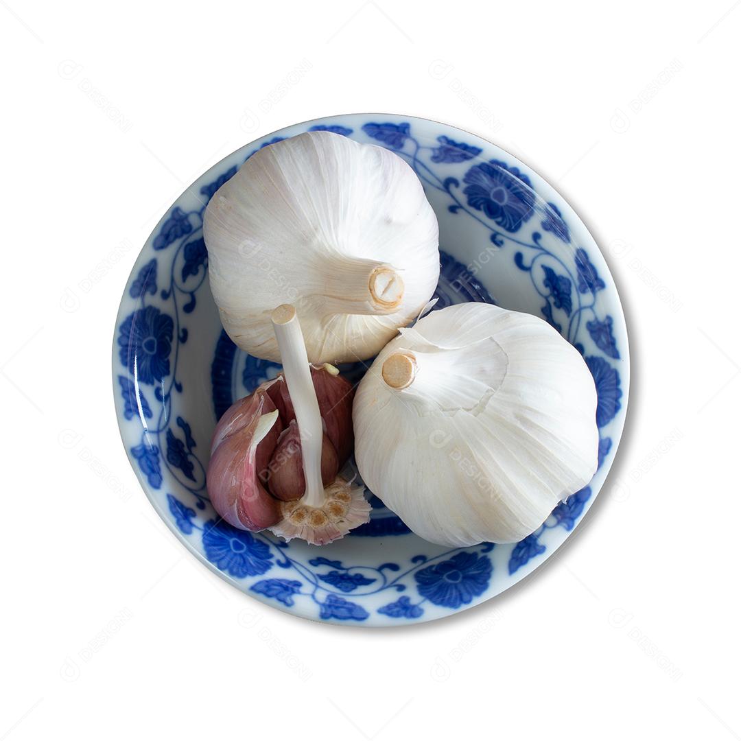 Bulbos de Alho e Cravo Em Uma Tigela Decorada Branca e Azul Isola Imagens jpg