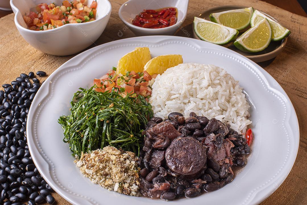 Prato Típico Brasileiro Chamado Feijoada. Feito Com Feijão Preto, Porco e Salsicha Imagens jpg