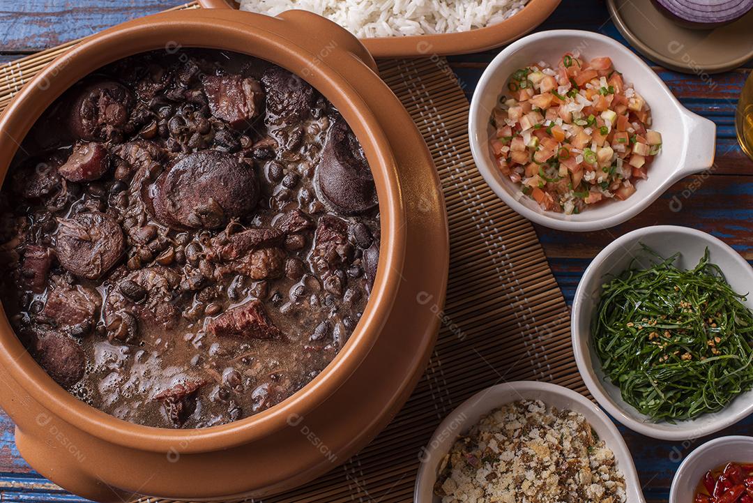 Prato Típico Brasileiro Chamado Feijoada. Feito Com Feijão Preto, Porco e Salsicha Imagens jpg