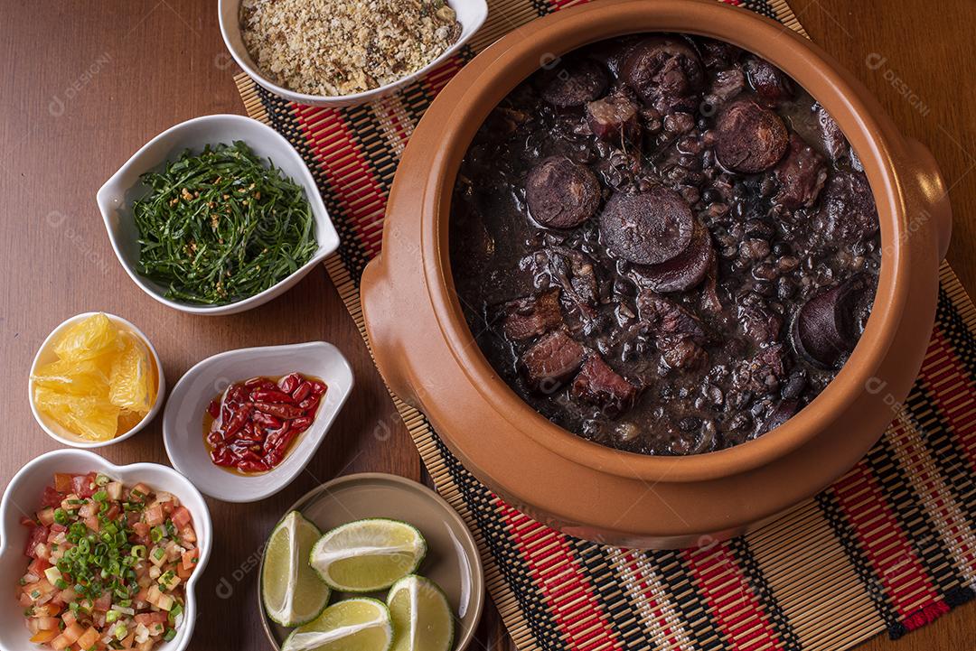 Prato Típico Brasileiro Chamado Feijoada. Feito Com Feijão Preto, Porco e Salsicha Imagens jpg
