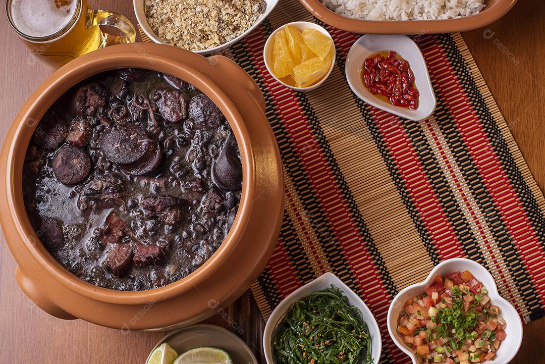 Prato Típico Brasileiro Chamado Feijoada. Feito Com Feijão Preto, Porco e Salsicha Imagens jpg