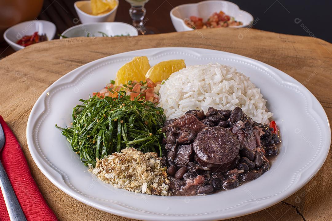 Feijoada à Base de Feijão Preto, Porco e Linguiça Imagens jpg