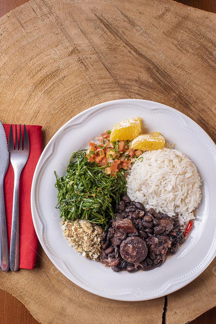 Feijoada Típica Com Arroz Couve Vinagrete Porco