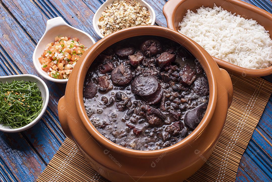 Feijoada à Base de Feijão Preto, Porco e Linguiça Imagens jpg