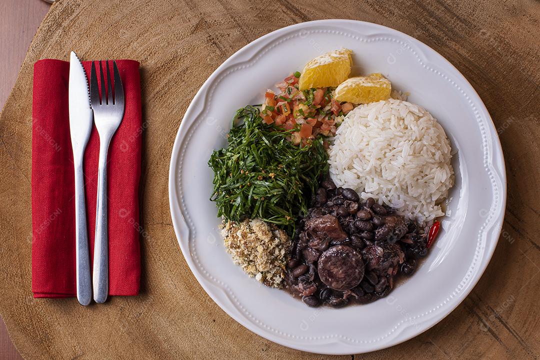 Prato Típico da Culinária Brasileira Chamado Feijoada, Com Feijão Preto, Bacon, Linguiça e Porco  Imagens jpg