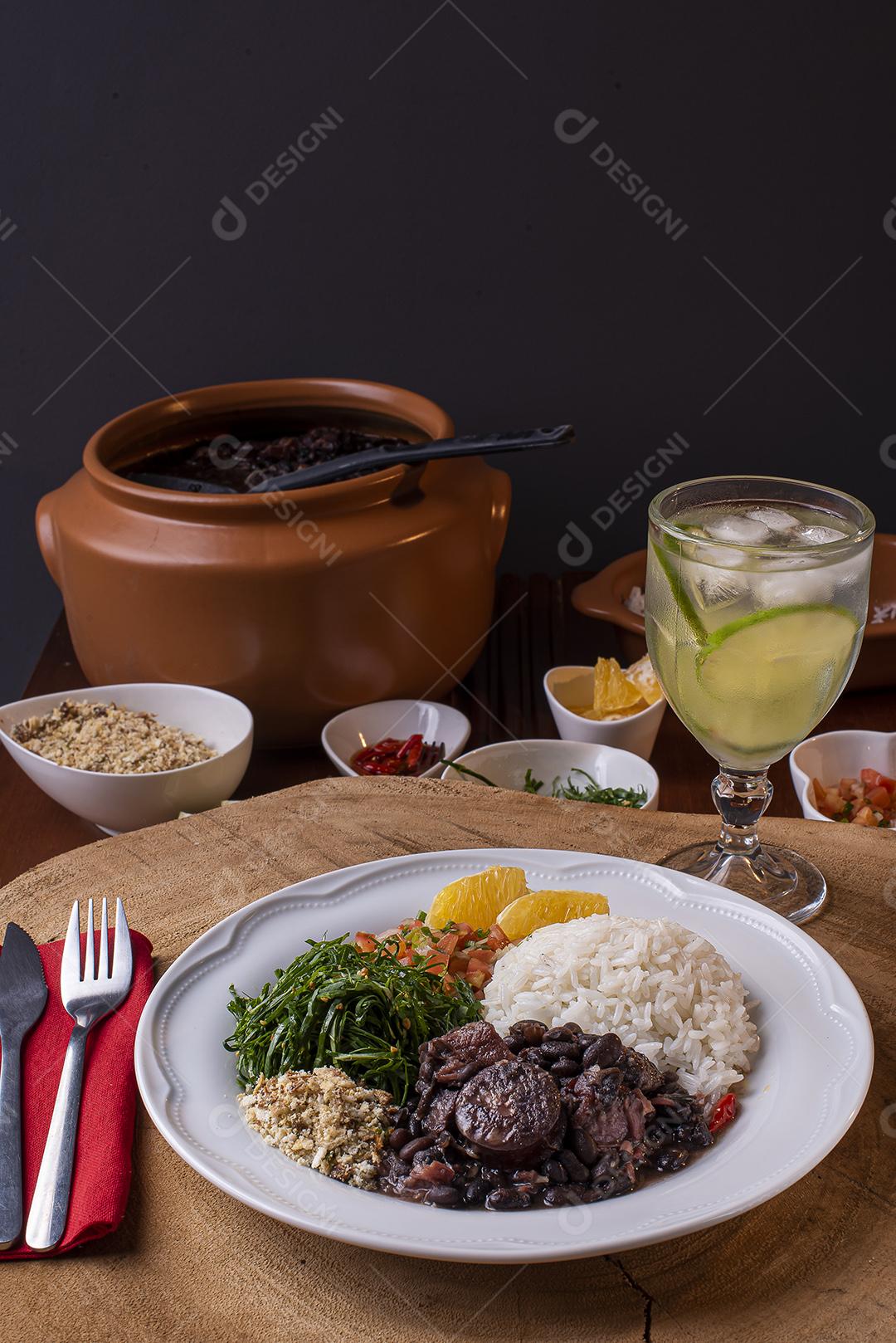 Prato típico brasileiro chamado Feijoada. Feito com feijão preto, porco e salsicha JPG