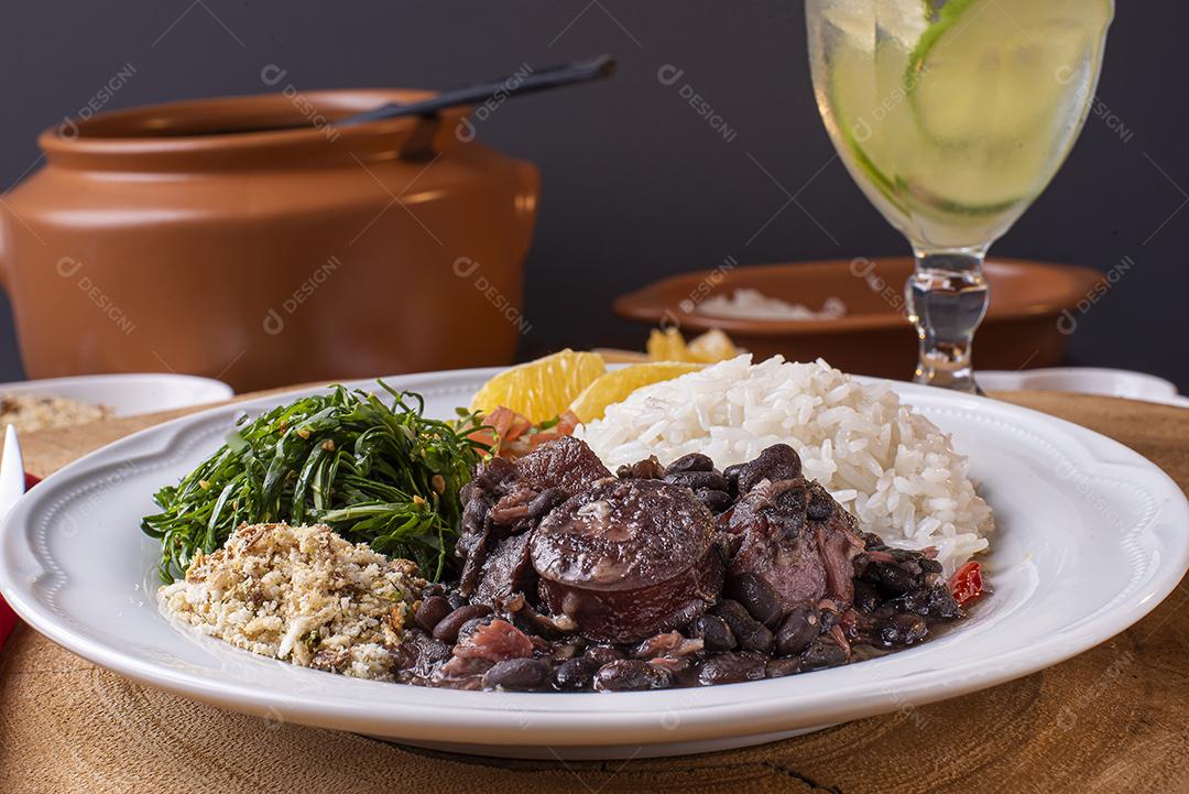 Prato típico brasileiro chamado Feijoada. Feito com feijão preto, porco e salsicha JPG