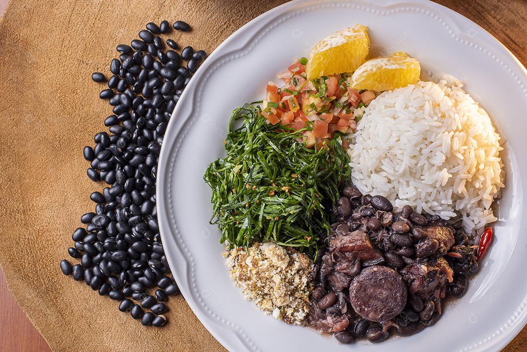 Prato típico brasileiro chamado Feijoada. Feito com feijão preto, porco e salsicha JPG
