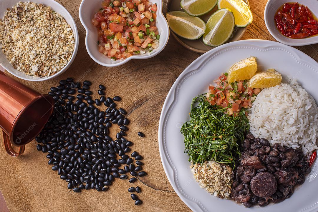 Prato típico brasileiro chamado Feijoada. Feito com feijão preto, porco e salsicha JPG