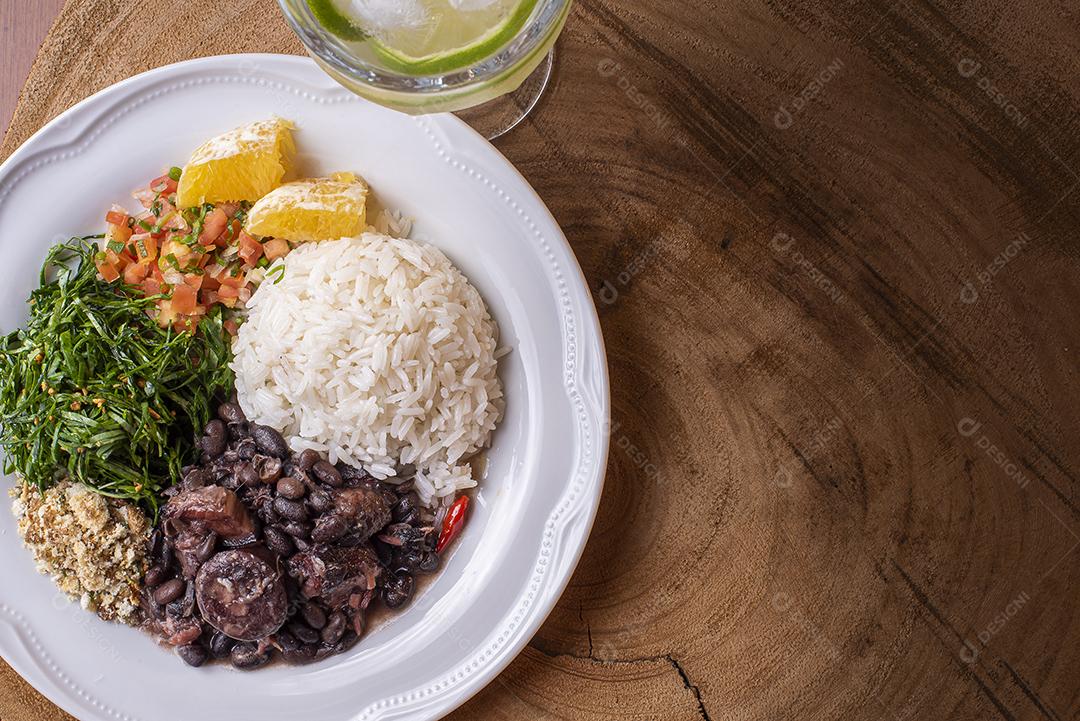 Prato típico brasileiro chamado Feijoada. Feito com feijão preto, porco e salsicha JPG
