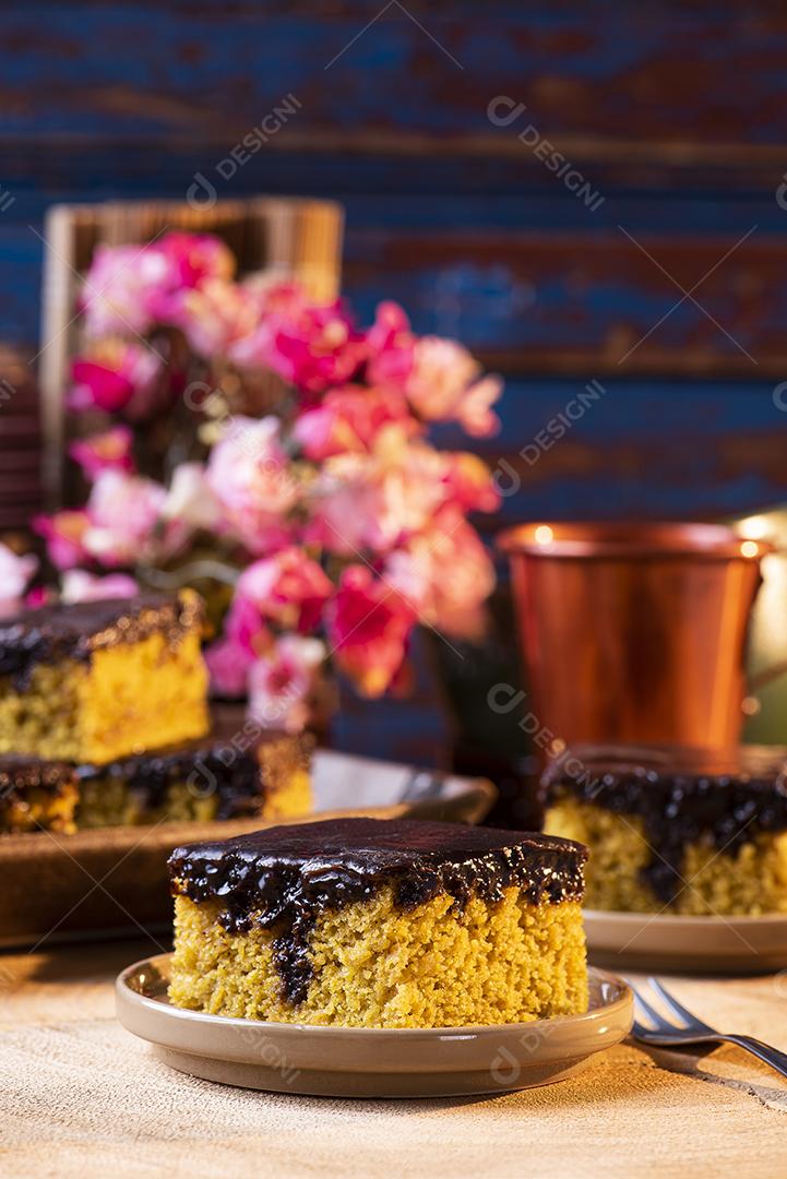Bolo de cenoura brasileiro com cobertura de chocolate JPG