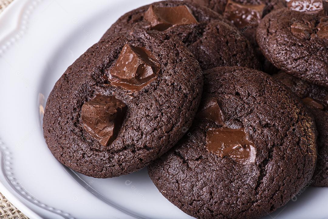 Cookie De Chocolate Em Um Prato Sobre A Mesa Imagem JPG
