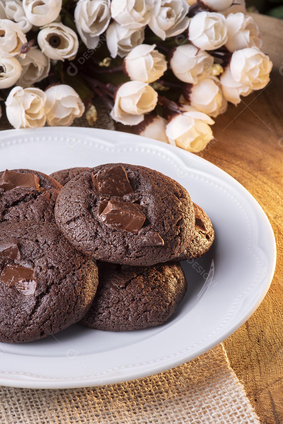 Cookie De Chocolate Em Um Prato Sobre A Mesa Imagem JPG