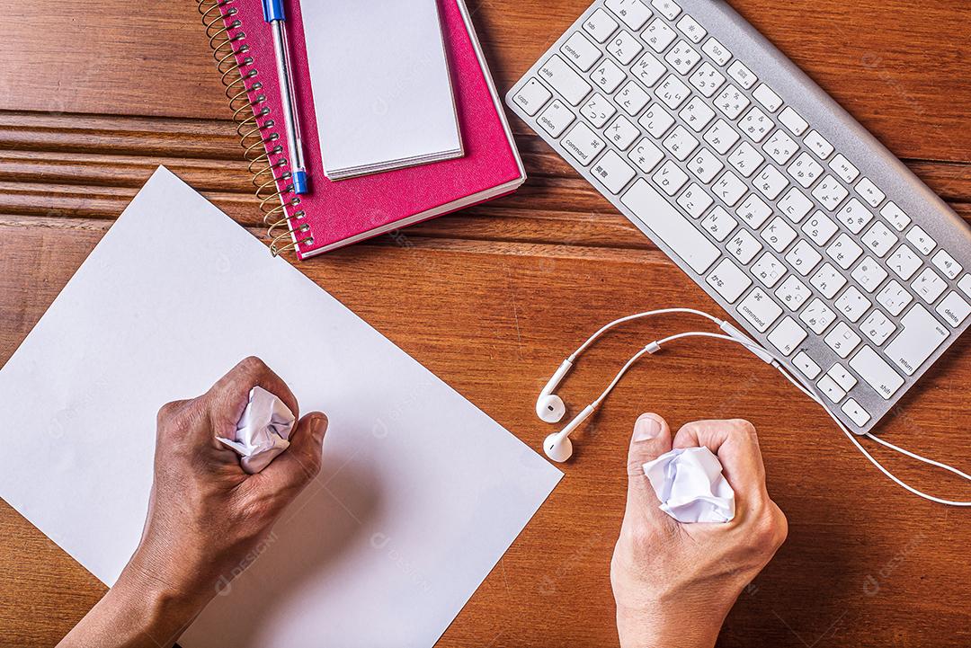 trabalho em casa pelo computador JPG