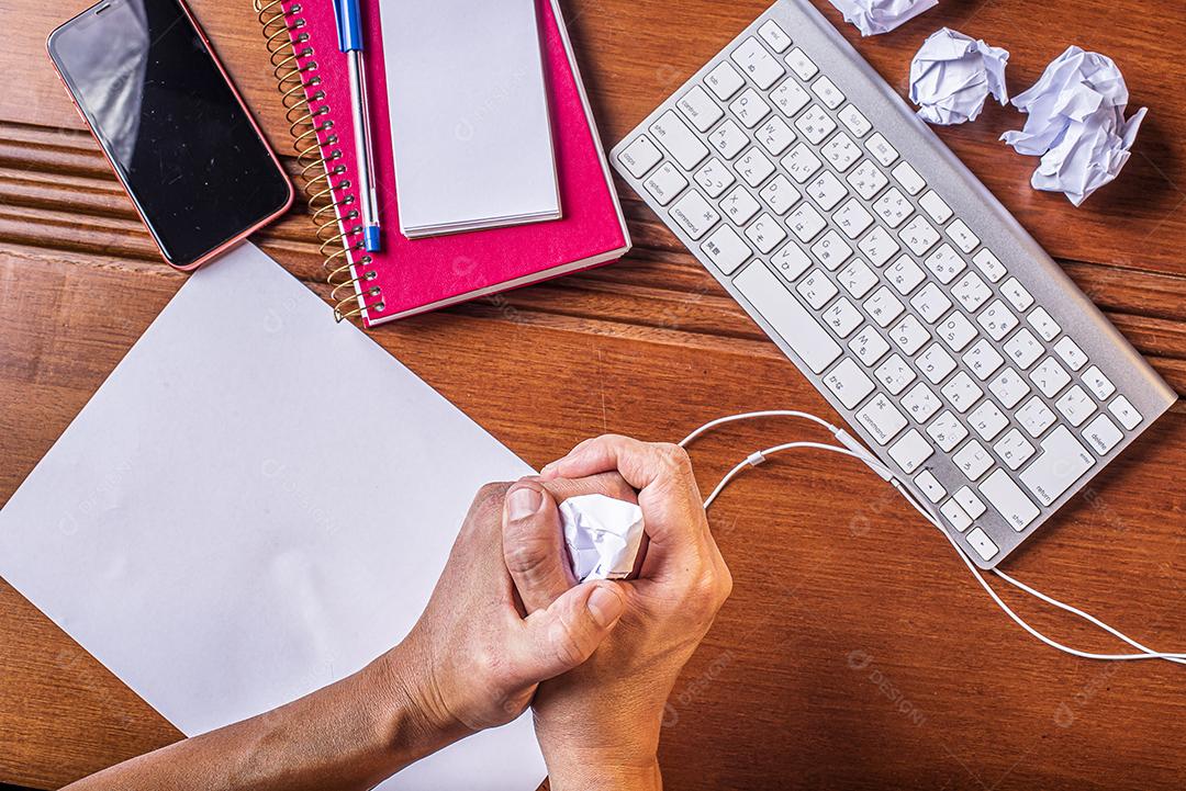 trabalho em casa pelo computador JPG