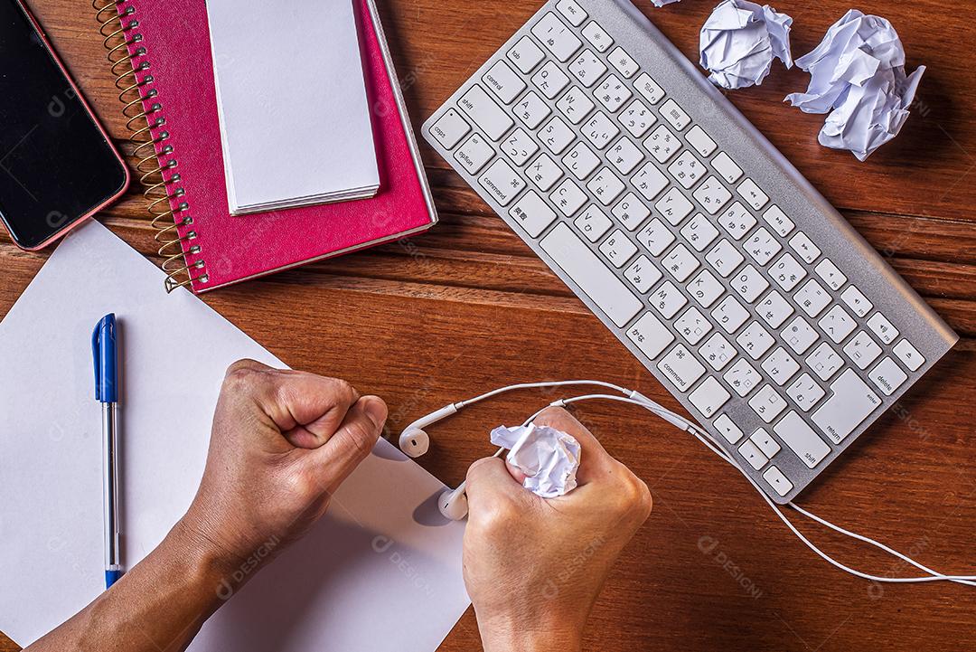 trabalho em casa pelo computador JPG