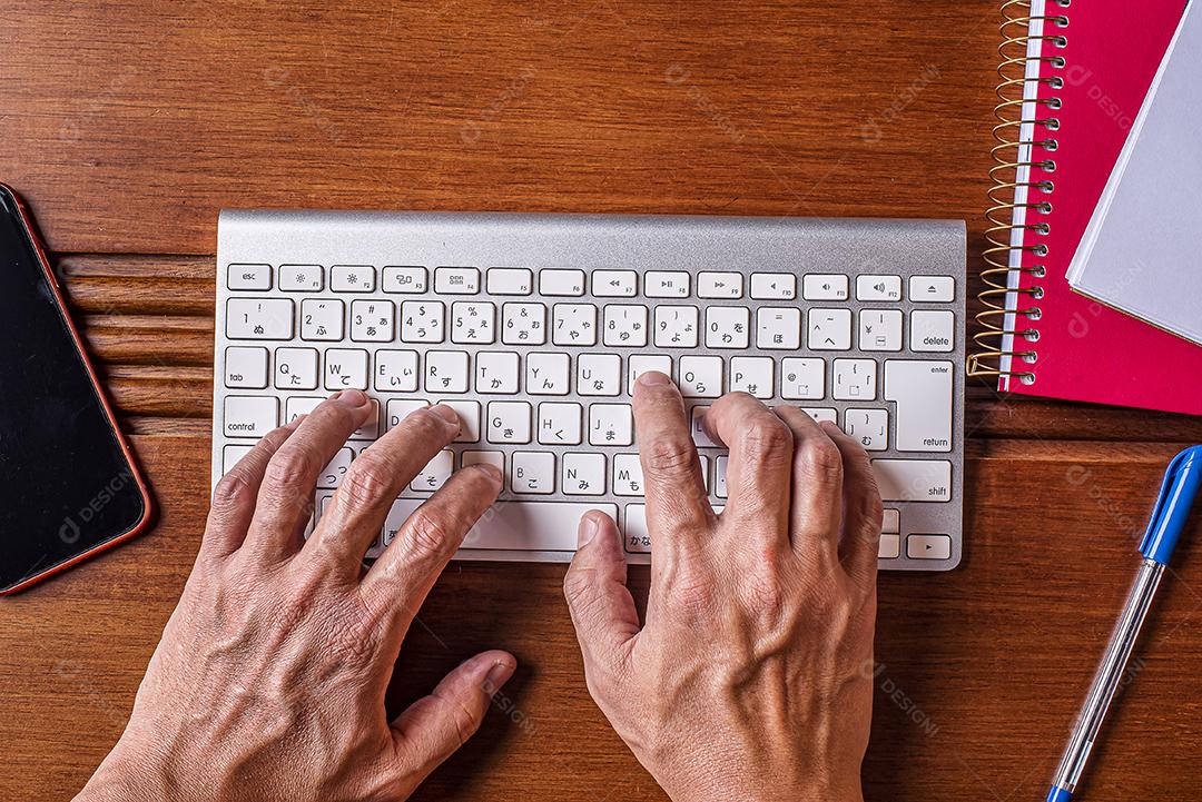 trabalho em casa pelo computador JPG