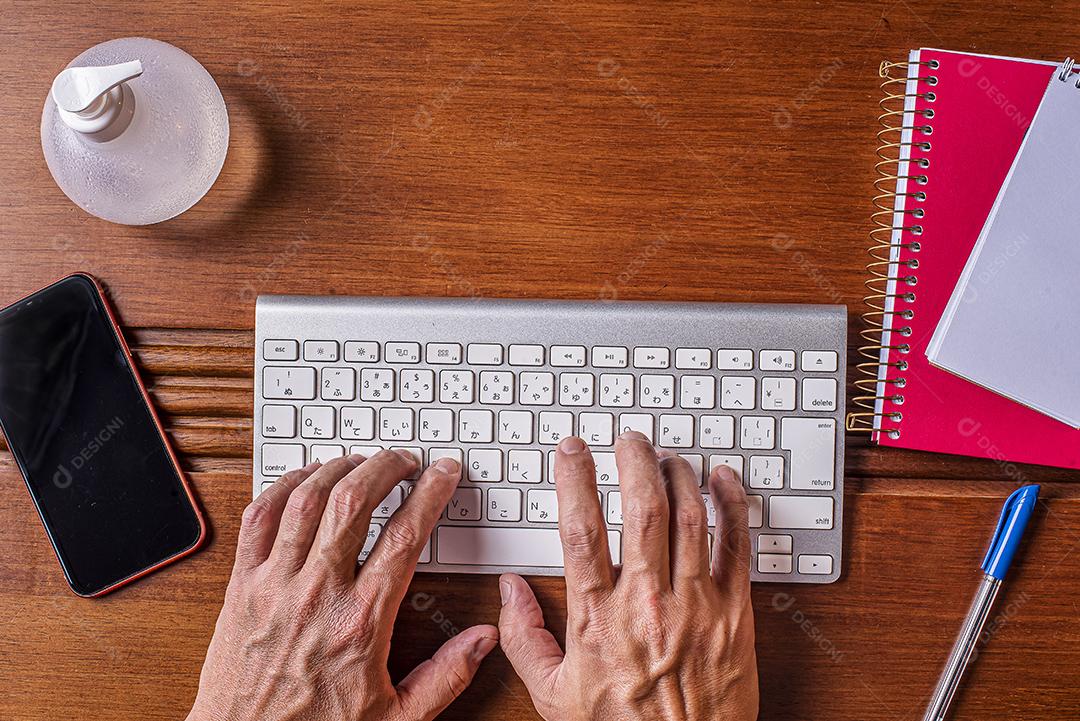 trabalho em casa pelo computador JPG