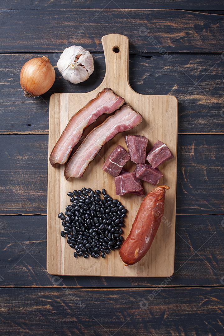 Feijoada - Ingredientes crus para preparação JPG
