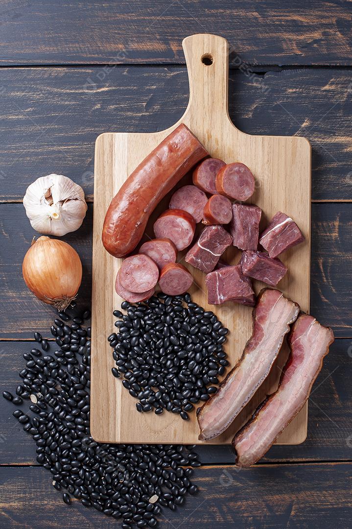 Feijoada Ingredientes crus para preparação JPG