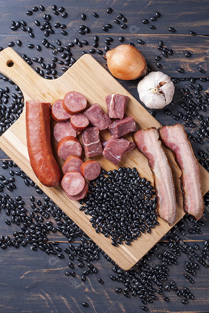 Feijoada - Ingredientes crus para preparação JPG