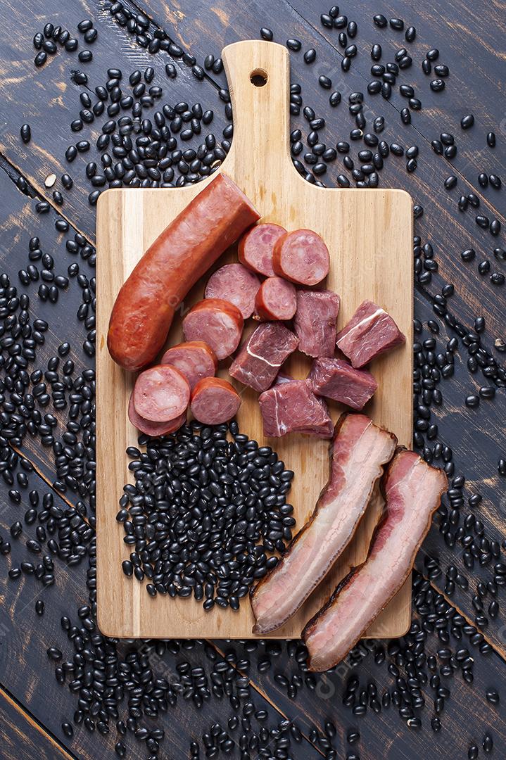 Feijoada - Ingredientes crus para preparação JPG