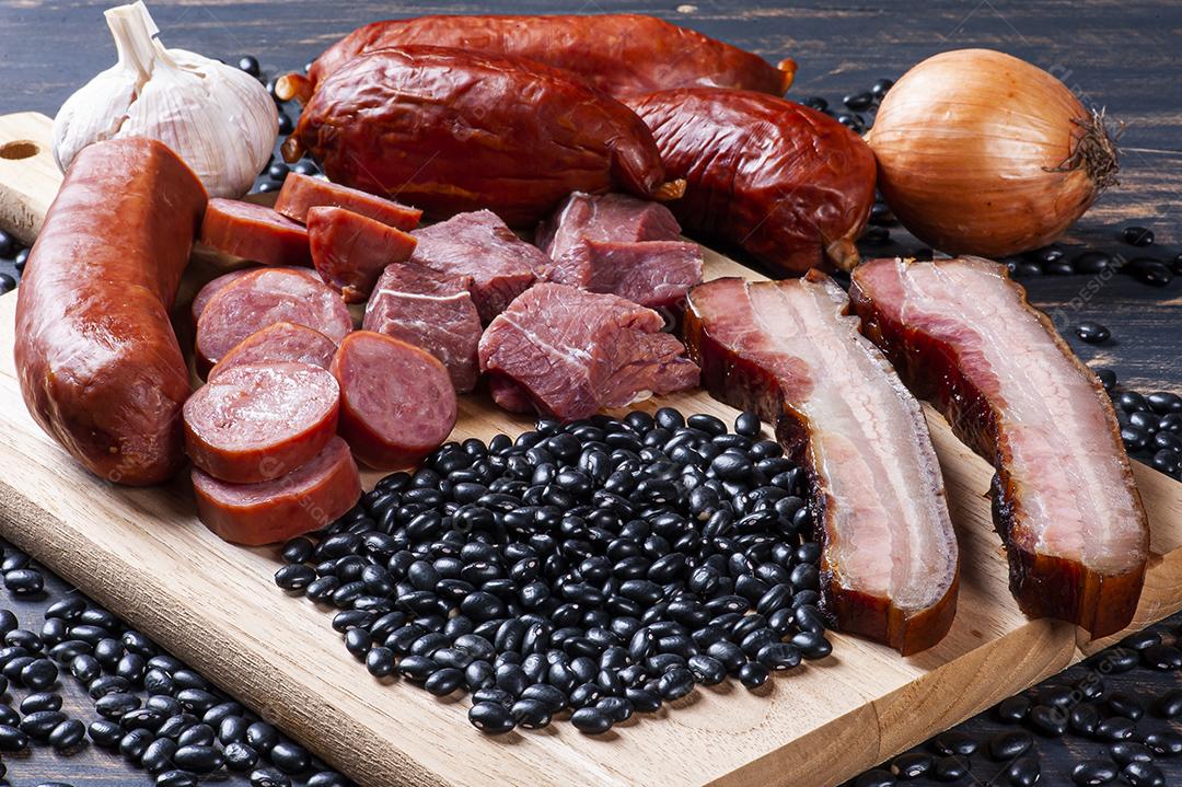 Feijoada - Ingredientes crus para preparação JPG