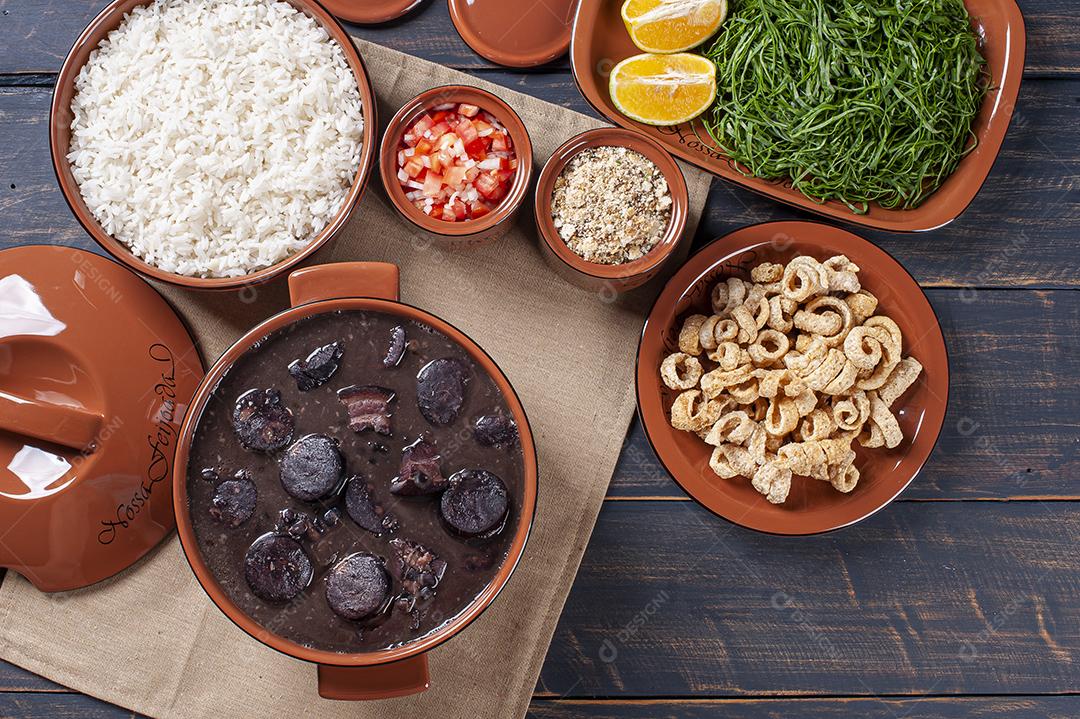 Prato típico brasileiro chamado Feijoada. Feito com feijão preto JPG