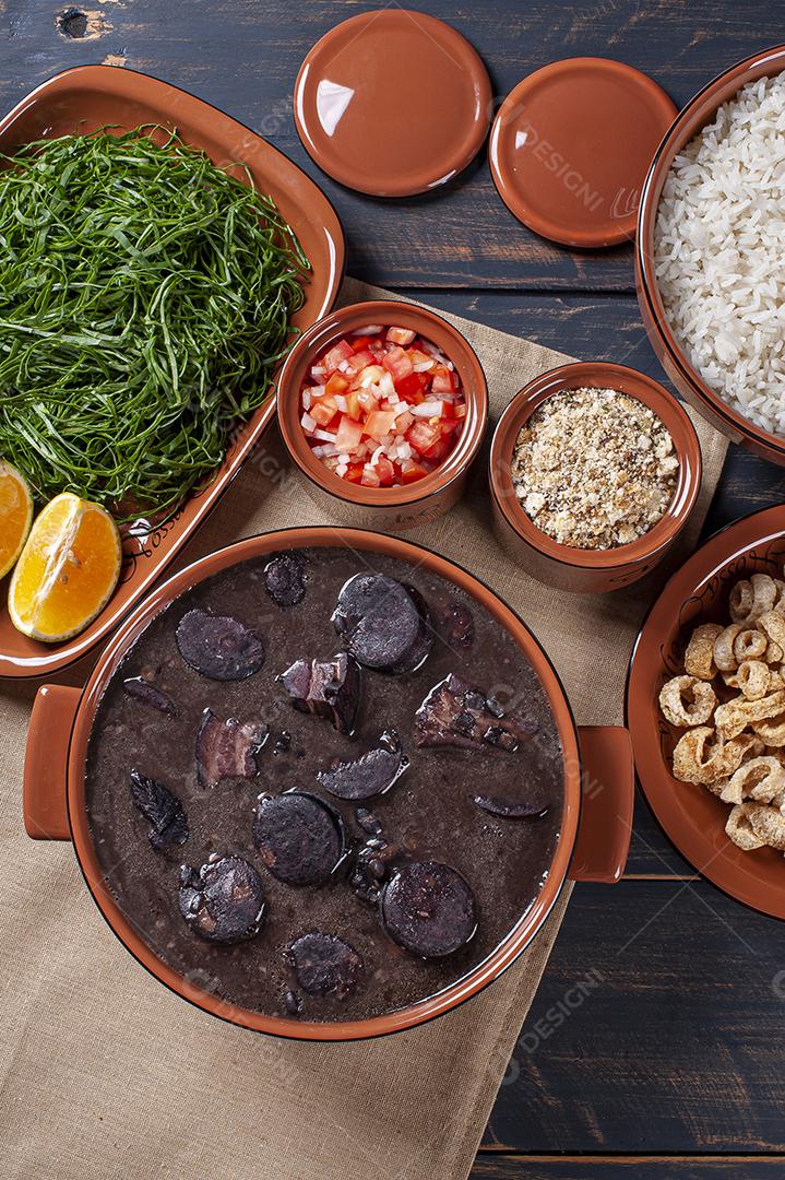 Prato típico brasileiro chamado Feijoada. Feito com feijão preto JPG