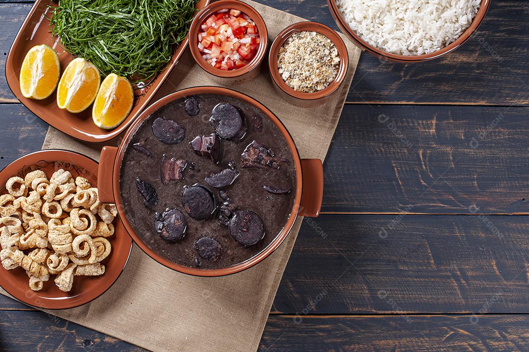 Prato típico brasileiro chamado Feijoada. Feito com feijão preto JPG