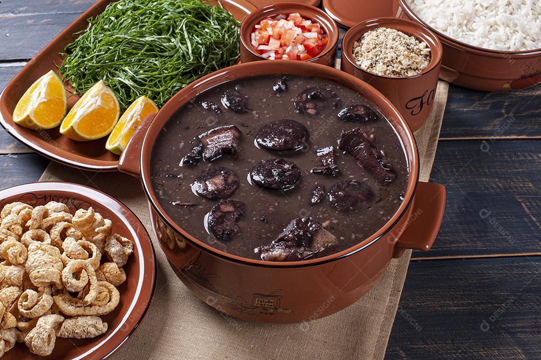 Prato típico brasileiro chamado Feijoada. Feito com feijão preto JPG